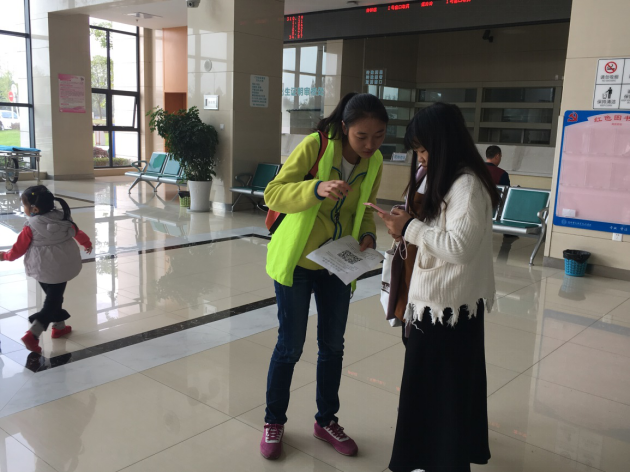 就診人員協助服務人員做問卷調查