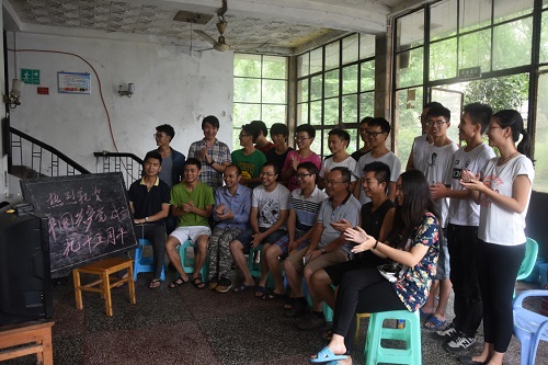 野外實習同學收看慶祝大會(一)