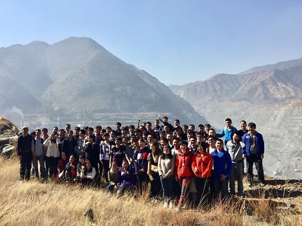 實習隊成員在露天采場旁合影