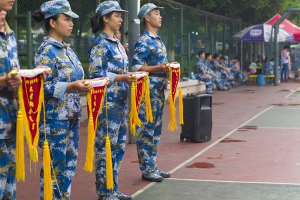 獲獎寢室代表領取流動紅旗