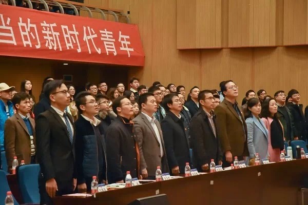 師生合唱《團歌》