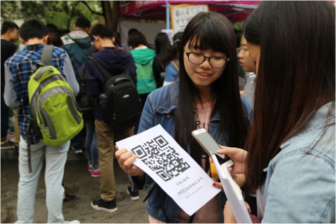 工作人員為同學講解活動流程