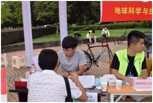 研會干事熱情接待新生