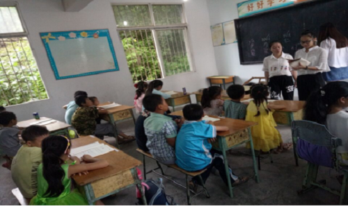 支教隊(duì)員帶領(lǐng)同學(xué)們誦讀經(jīng)典