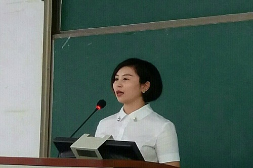 楊老師為同學講解繳費知識