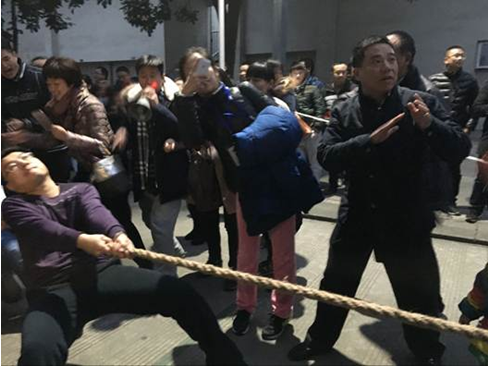 圖2:教師代表參加拔河比賽