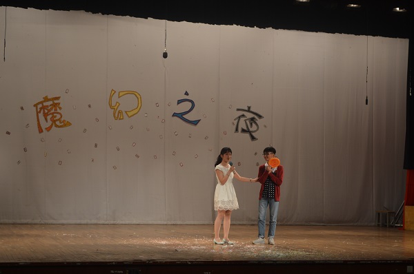 女魔術師和觀眾精彩互動