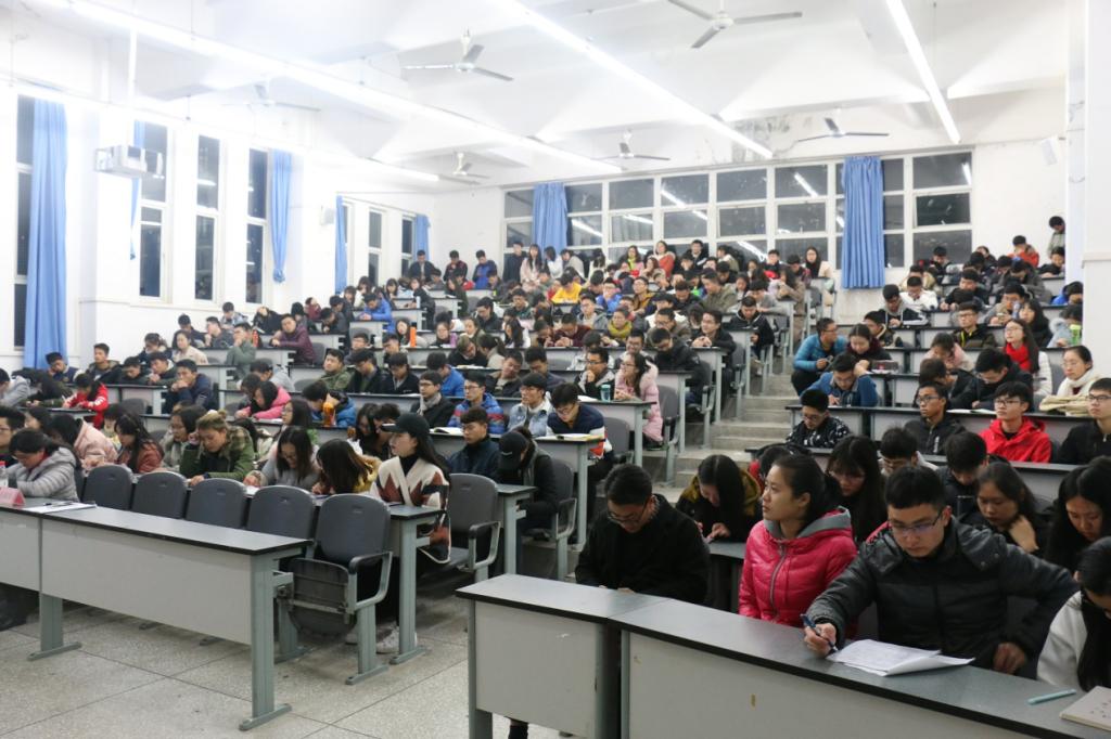 現(xiàn)場聽眾認真記錄