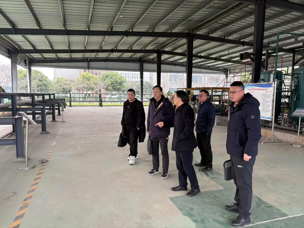 一群人站在火車旁AI 生成的內容可能不正確。