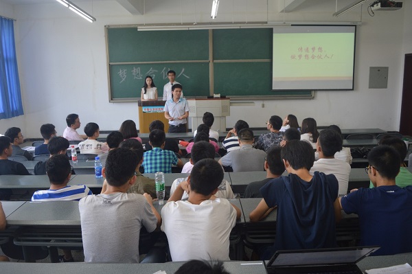 輔導員李龍珂發表講話