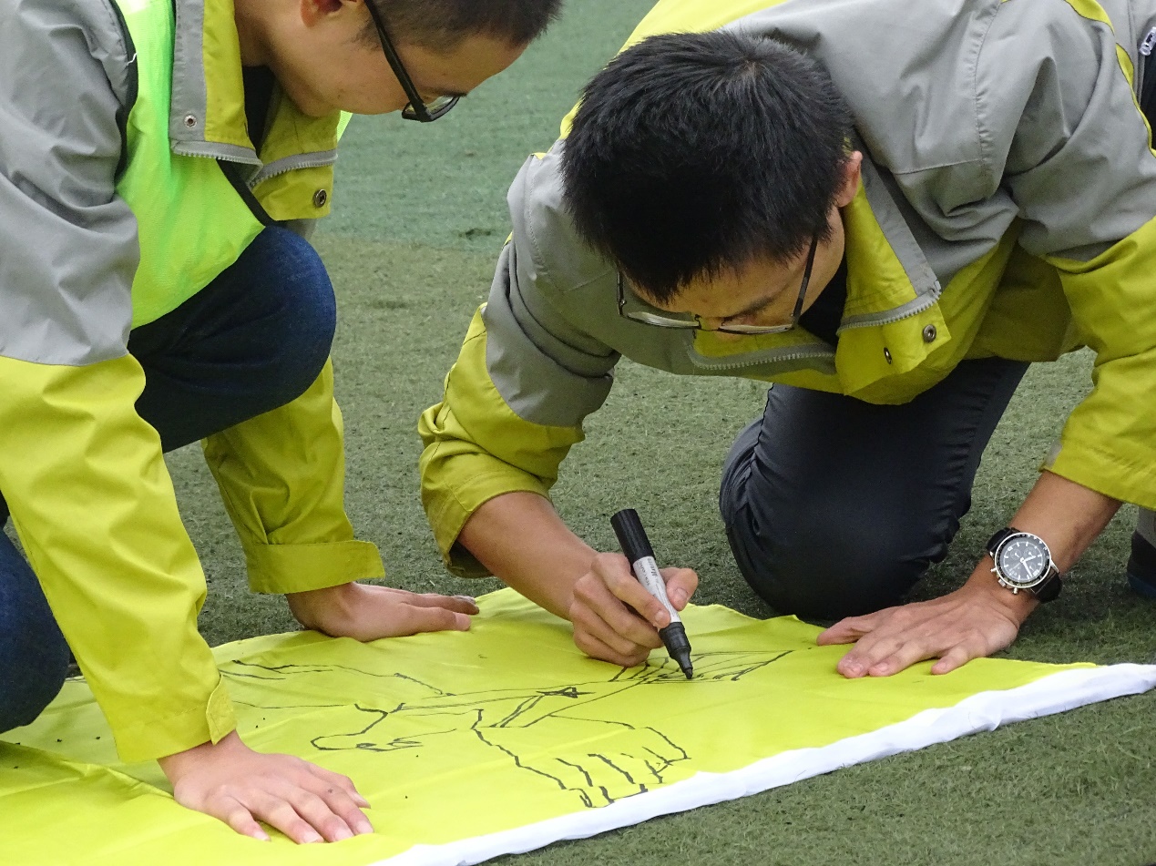 圖3:隊員們精心設計隊旗