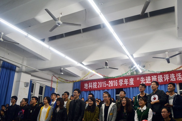 啦啦隊為班級加油