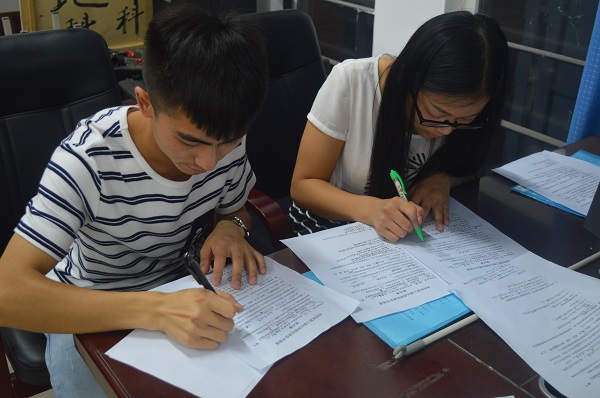 仔細地改筆試卷