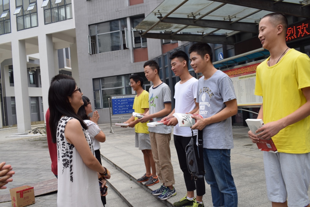 為新兵代表贈書