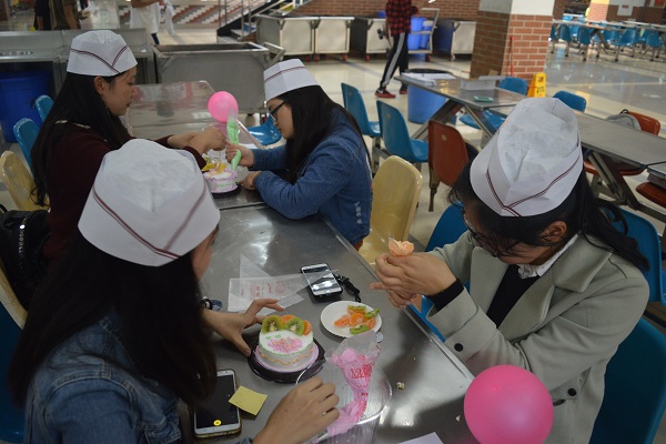 同學在認真做蛋糕