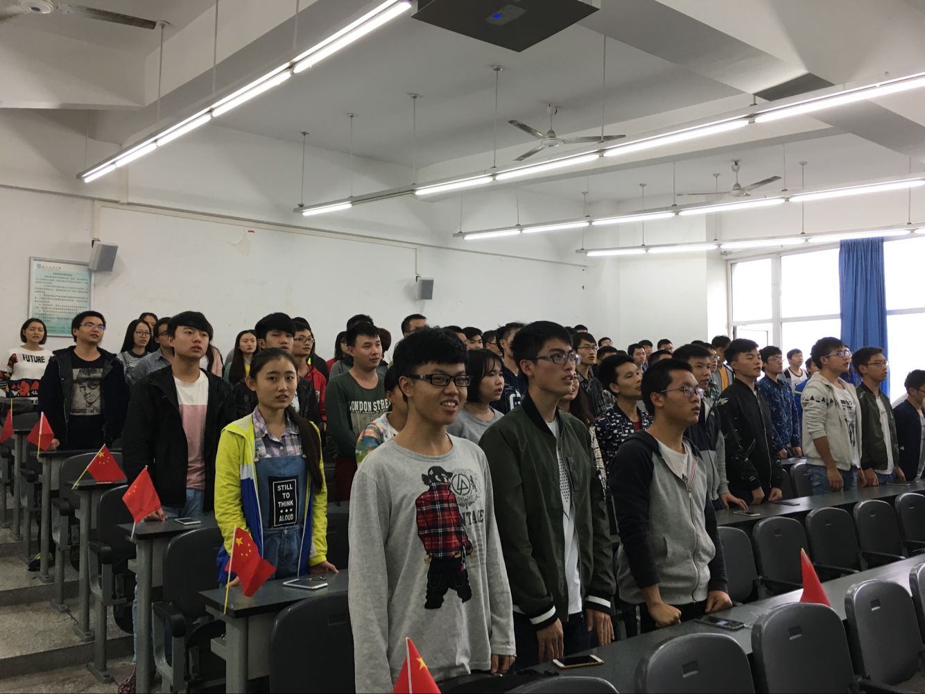 在嘹亮的歌聲中開始班會