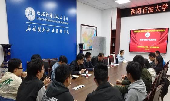 一群人在開會描述已自動生成 一群人在開會描述已自動生成