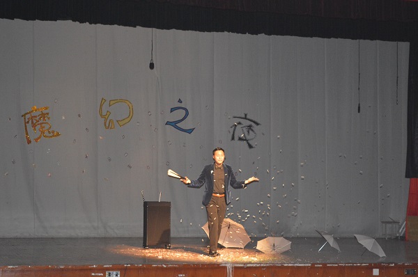 四川音樂學院魔術師精彩表演