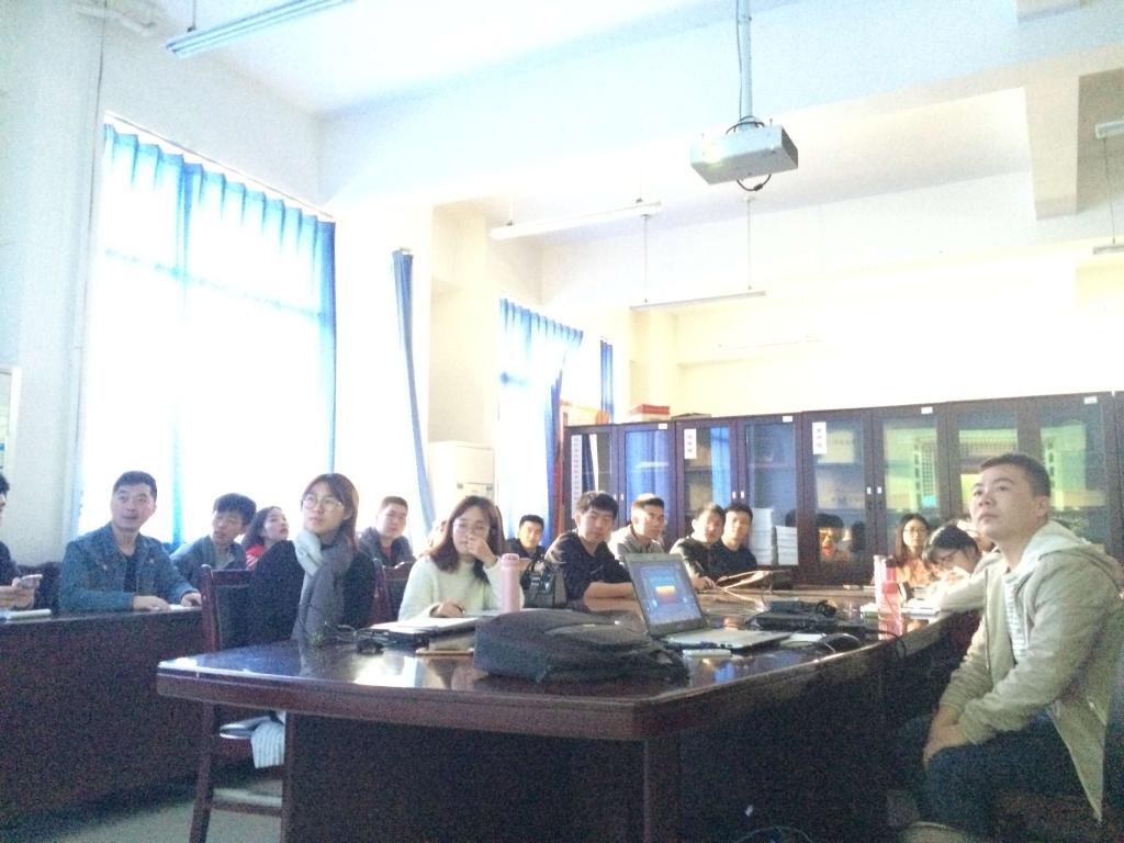 研究生認真收看大會