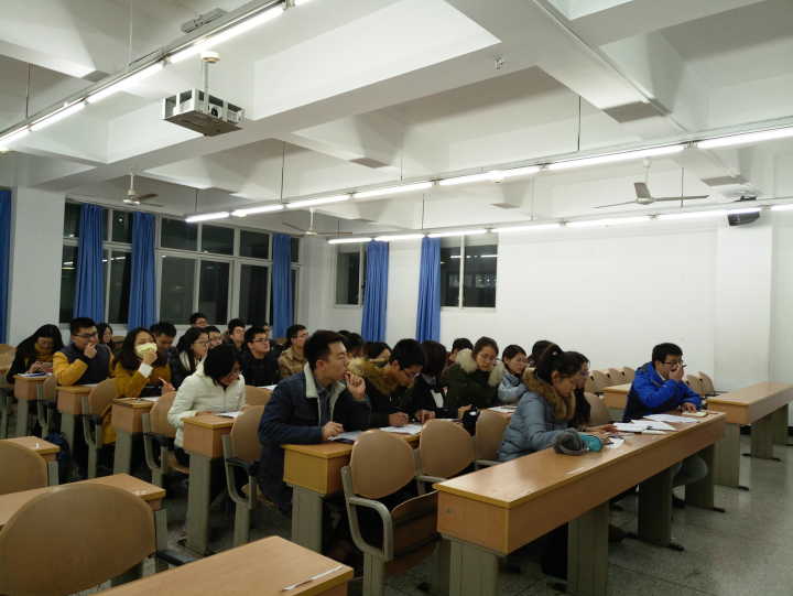 支部成員認真聽會