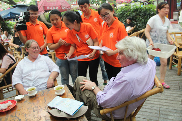 實踐隊在實踐過程中采訪外國友人