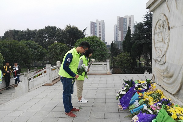 向先烈獻鮮花