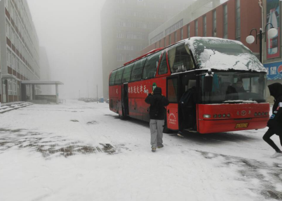 圖一:同學們冒雪早起集合