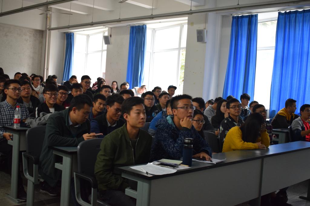 同學們認真聽取會議精神