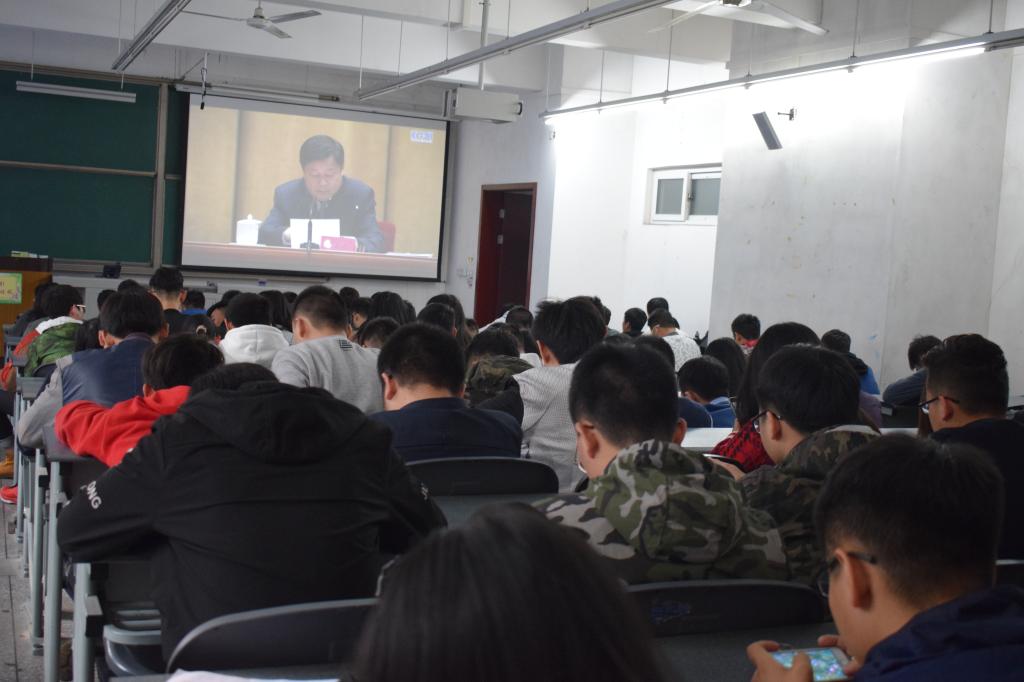 同學們認真聽取會議精神