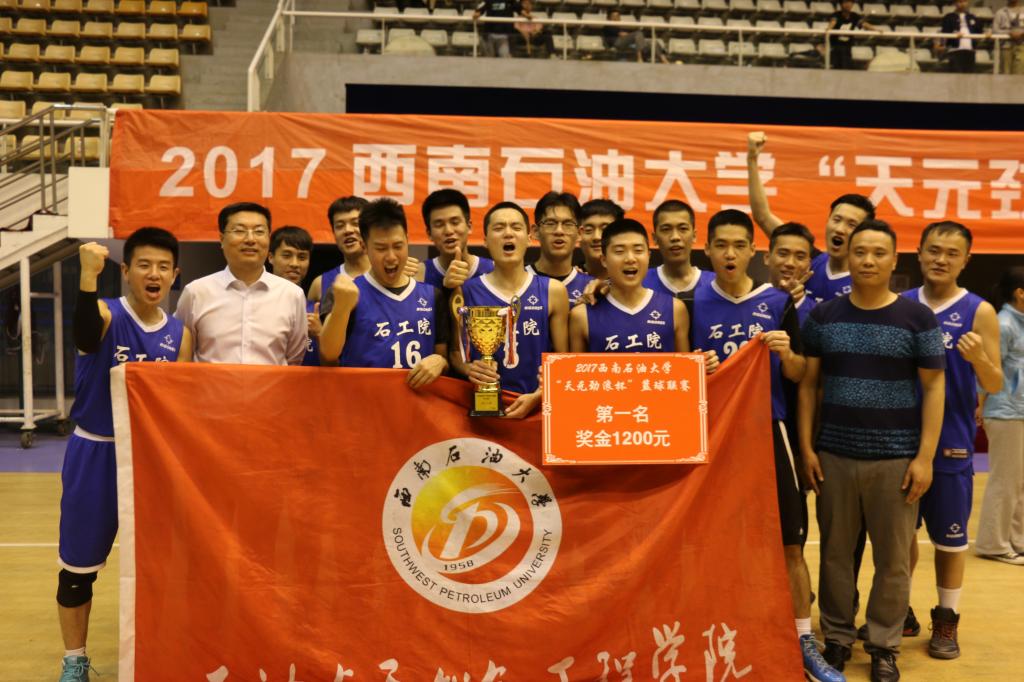 奪冠后隊(duì)員合影留念