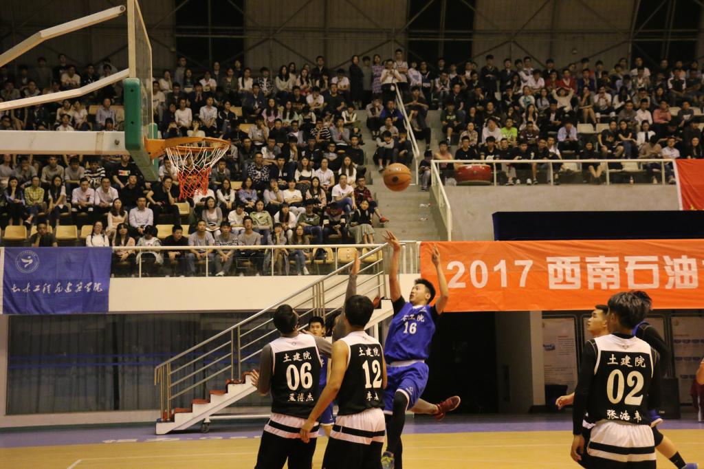 雷霽左晃右突,拋投得分