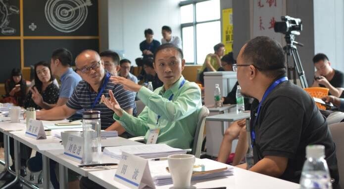 圖3  大賽評委正在激烈討論路演項目