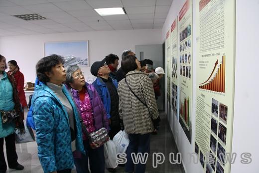 退休職工觀看館史展