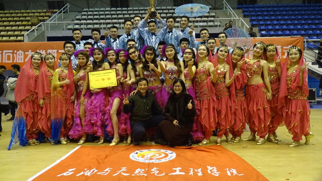 隊(duì)員與指導(dǎo)老師合影