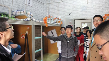 寢室長(zhǎng)為大家細(xì)心講解宿舍裝扮主題