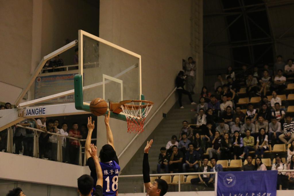 陳子涵高高躍起,拼搶籃板