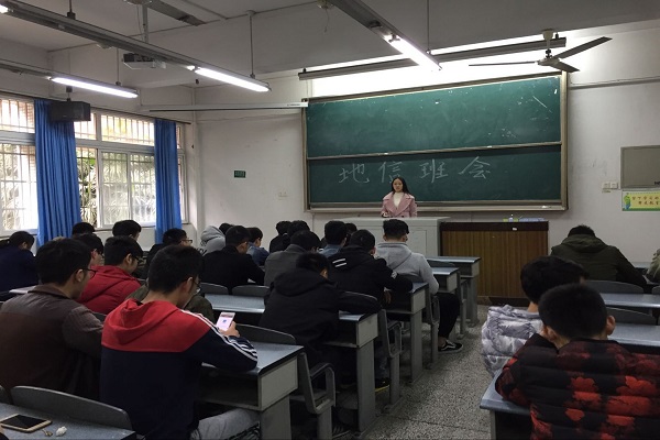 團支書屈婭正在為我們講解共享單車的安全隱患