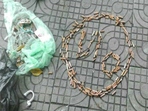 (志愿者在用煙頭擺造型)