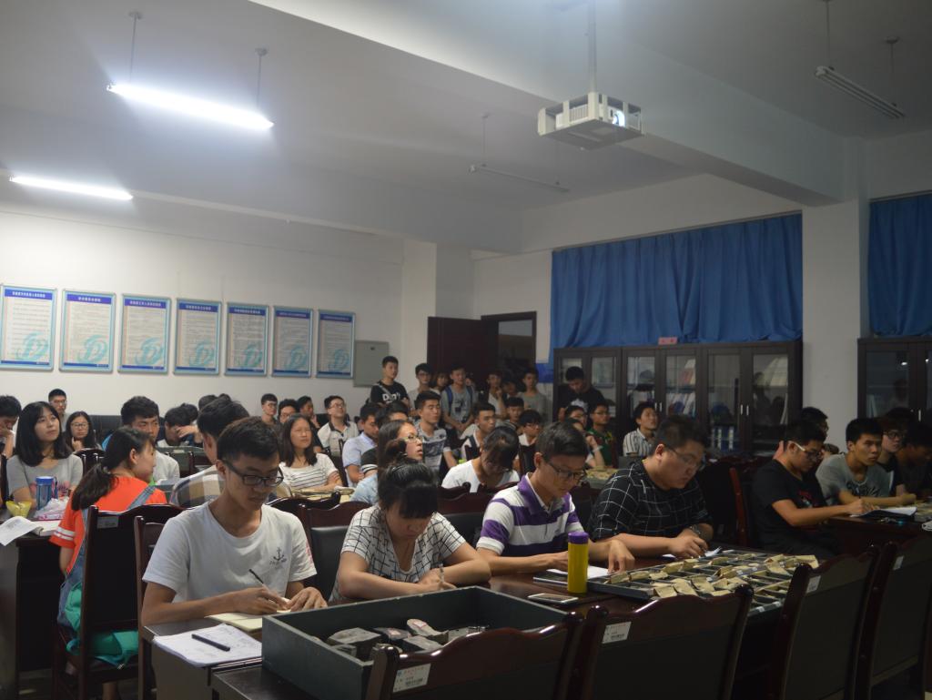 同學(xué)們認(rèn)真觀看答辯